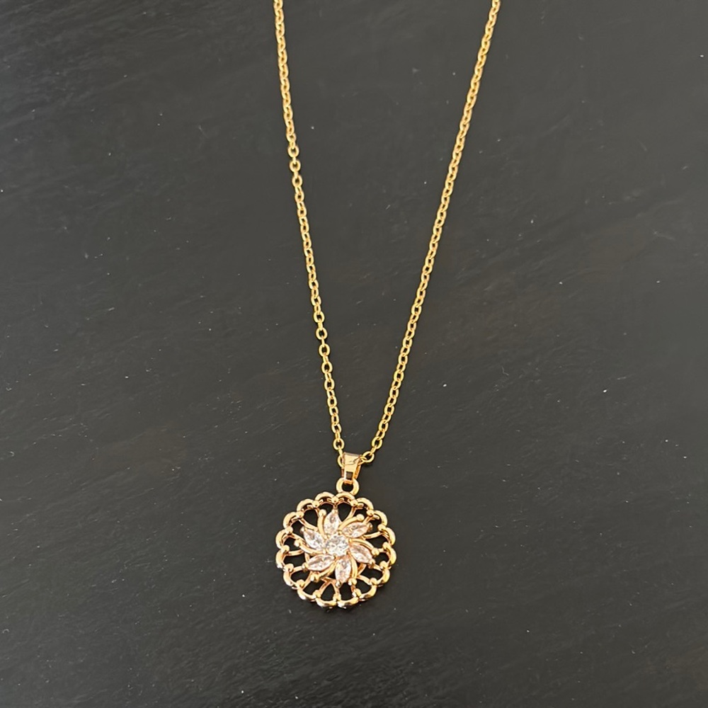 Spinning Gold Flower Pendant Necklace